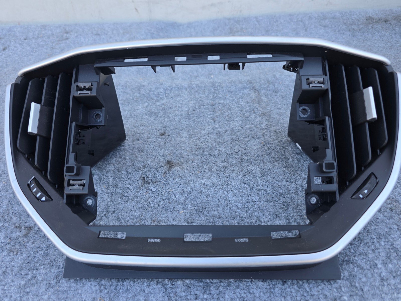 INFORMATION RADIO SCREEN TRIM BEZEL W/VENTS OEM 74K 14-19 MASERATI GHIBLI S