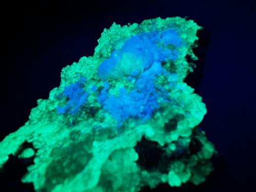 KB: FANTASTIC! SW & LW FL. GREEN HYALITE W/ FL. BLUE/WH ARAGONITE FROM HUNGARY - Picture 18 of 20