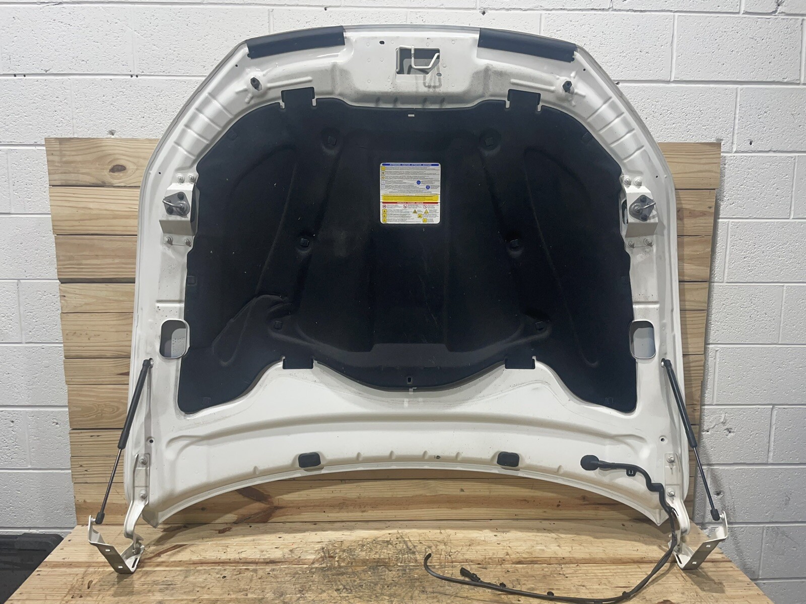 OEM Maserati Ghbili Hood w/ Hinges Pearl White Bianco Alpi 216 216A  2014-2017