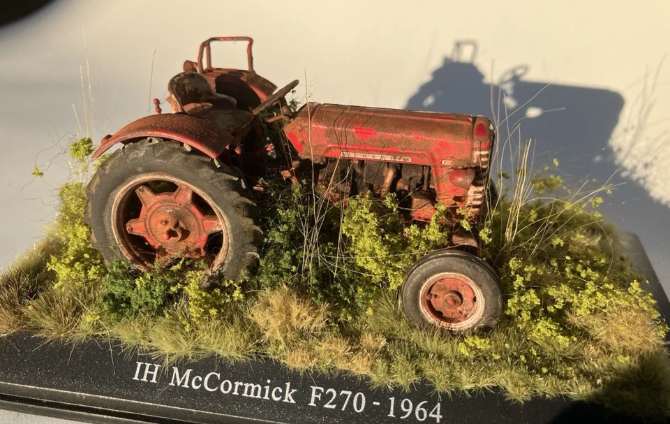 Weathered  Barn Find IH McCormick F-270 Tractor 1964 Universal Hobbies 1/43 - Image 3 of 4