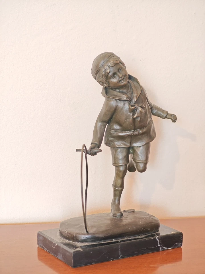 Bronzeskulptur Junge mit Reifen – Nach Chiparus, Art Déco Stil, 23 cm - Bild 2 von 4