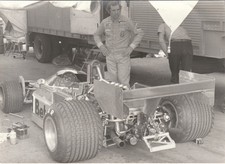 Foto  Formel 1 Rennwagen Monteur 70er Jahre Auto Oldtimer