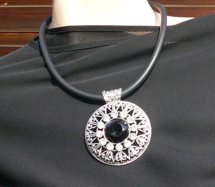 Anhänger AMULETT silber schwarz Strass Kautschukband  Modeschmuck  315m - Bild 1 von 3