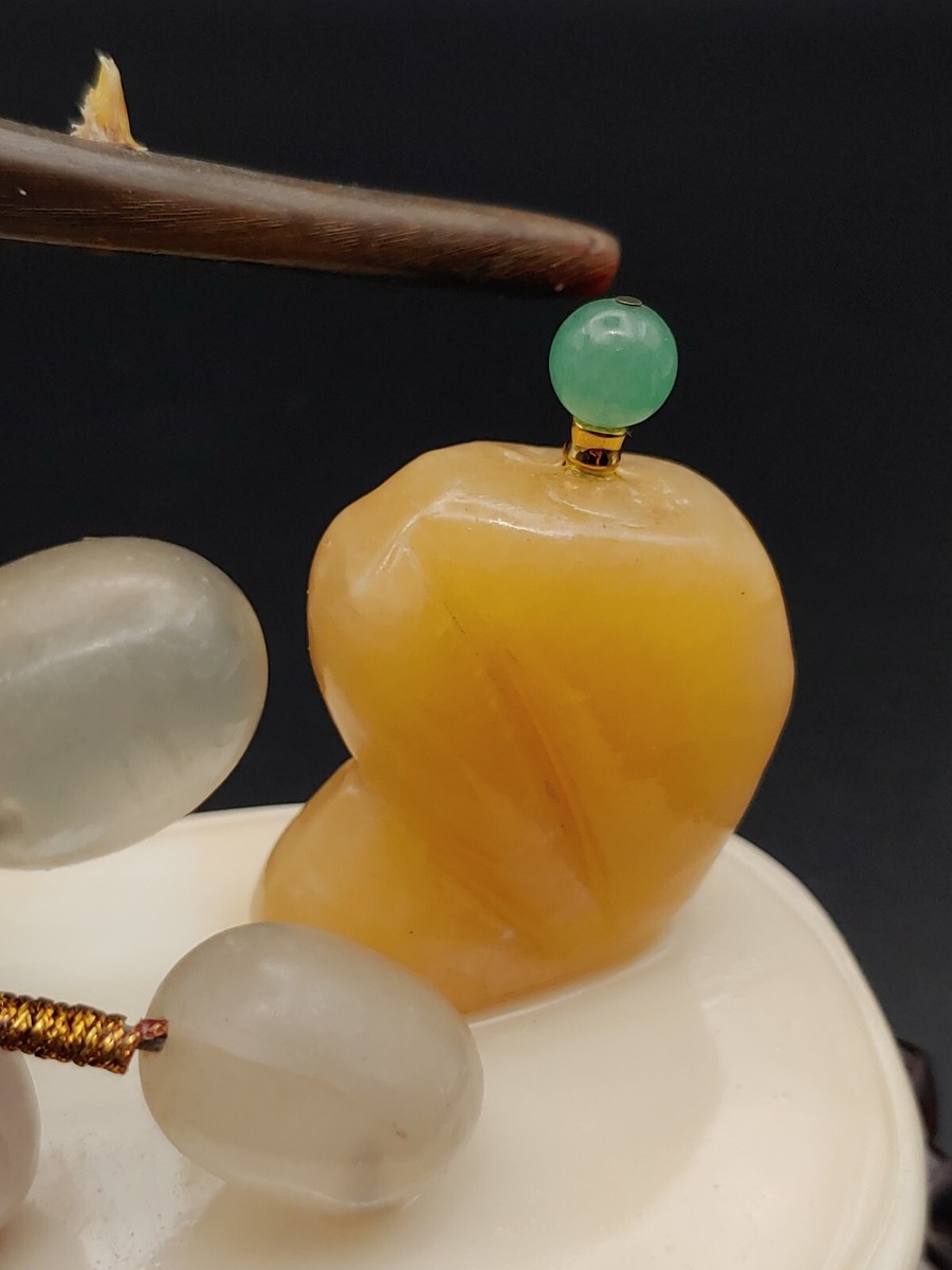 玉璧　中国美術　宝玉 A reticulated white jade 'bird and flower' pendant, Late