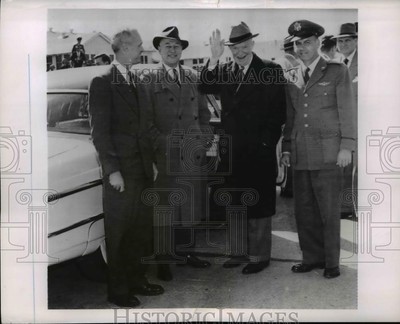 1954 Press Photo Dwight Eisenhower arrived at Spencer Air Force