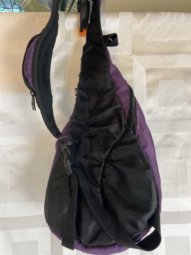 FUL One Shoulder Sling Rucksack/Umhängetasche mit verstellbarem Riemen in Lila - Bild 3 von 9