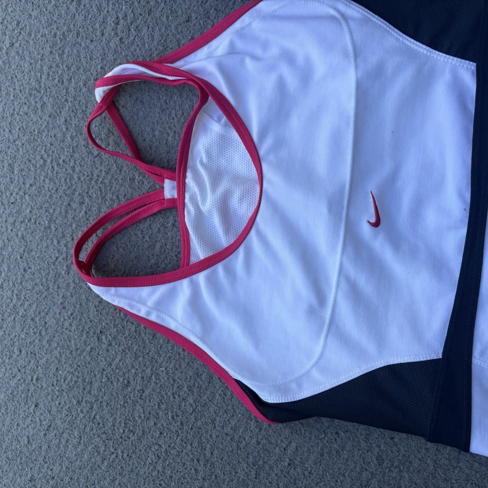 Camiseta esportiva Nike feminina Dri-Fit tênis regata branca rosa racerback - Imagem 2 de 4