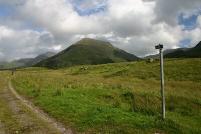 Foto 6x4 Gleis und Wegweiser nach Loch Hourn Inverie Dieses Gleis führt quer c2006