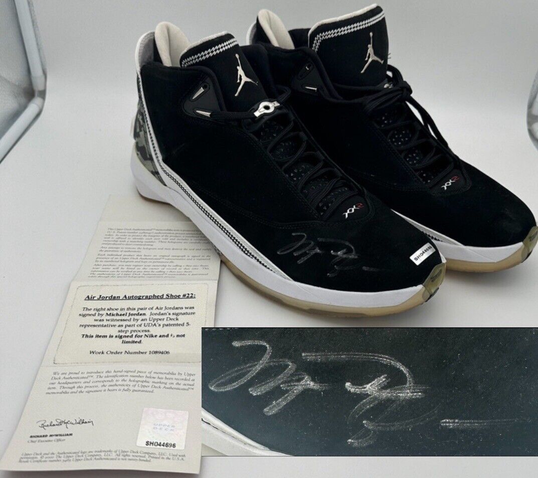 Michael Jordan Signed Air Jordan 22 Collezione Shoe Pair Michael Jordan Signed Air Jordan 22 Collezione Shoe Pair