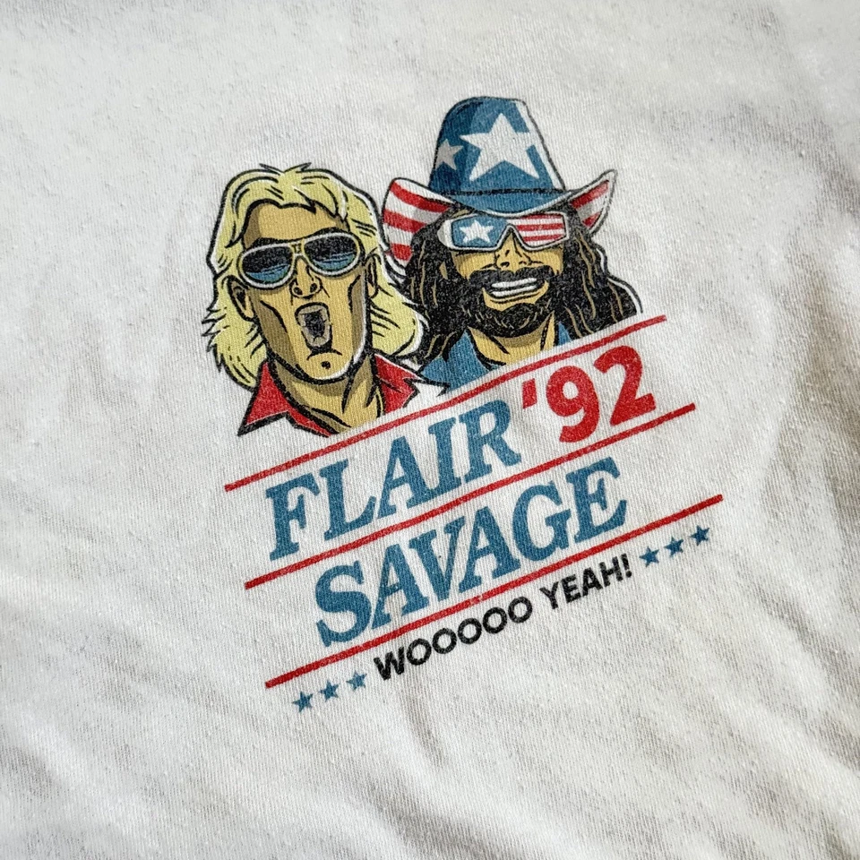 Camiseta WWE Flair '92 Savage Para Hombres Blanca Gráfica de Lucha Wooooo Yeah 1992 Camiseta Foto 3 de 4