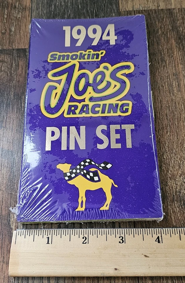 NUEVO 1994 Smokin' Joes Racing Pin Set SELLADO Juego de Cartas de Carreras Llenas de Acción Foto 3 de 3