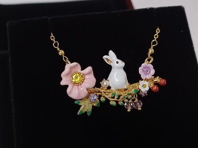 Blumenhalskette mit weißem Hasen; elegant und raffiniert.