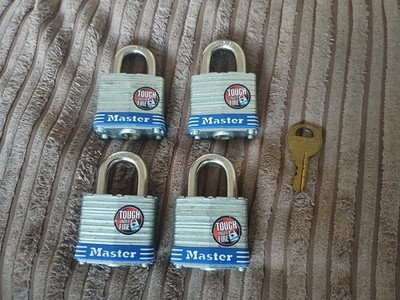 Master Lock Vorhängeschloss x4 plus Originalschlüssel x1 markiert robust unter Feuer. gleichschließend
