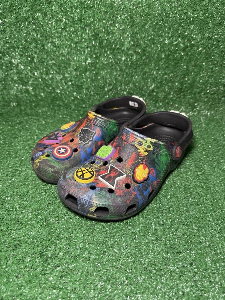 Zueco Crocs Clásico Marvel Avengers Negro Niños Talla 2 Superhéroe Zapatos sin Cordones Foto 3 de 4