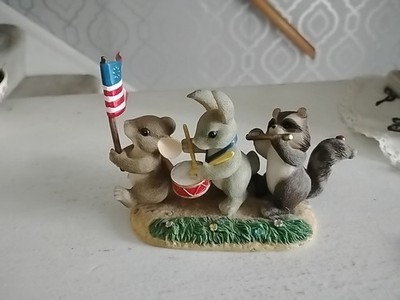 Charming Tails Free To Be Friends 89/116 Mouse Bunny Raccoon  American Flag