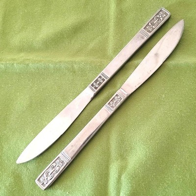 Customcraft 2 Dinner Knives CUS 3 Pattern Stainless Taiwan Fleur De Lis VG