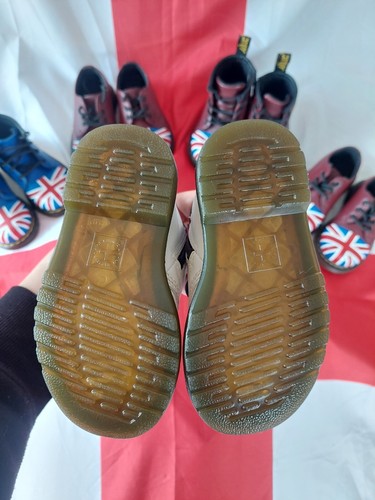 Botas Baby Dr. Martens Talla 4.5 Blancas con Diseño Union Jack Pintadas a Mano - Imagen 9 de 10