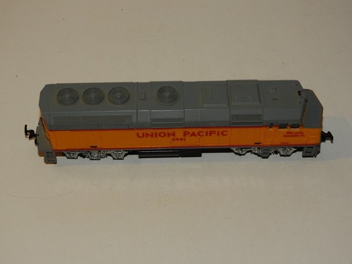 LIFE LIKE HO SCALE UNION PACIFIC F-40 #3901 DIESEL LOCOMOTIVE - Picture 5 of 6