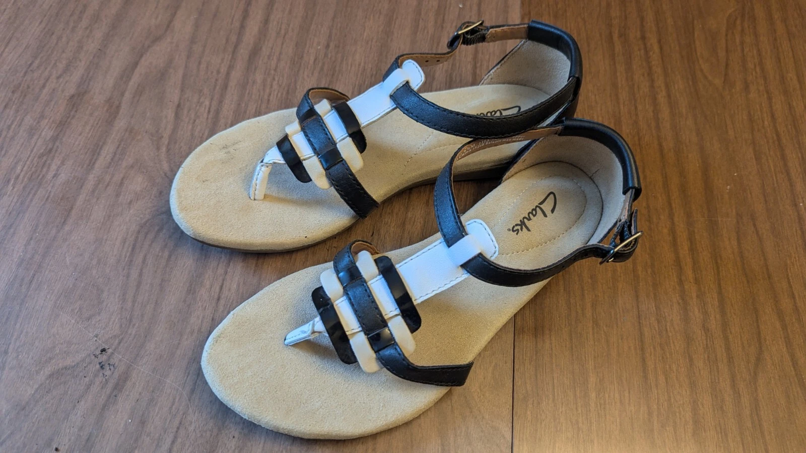 Ottimi sandali CLARKS in pelle bianca e nera con cinturino 6 1 2