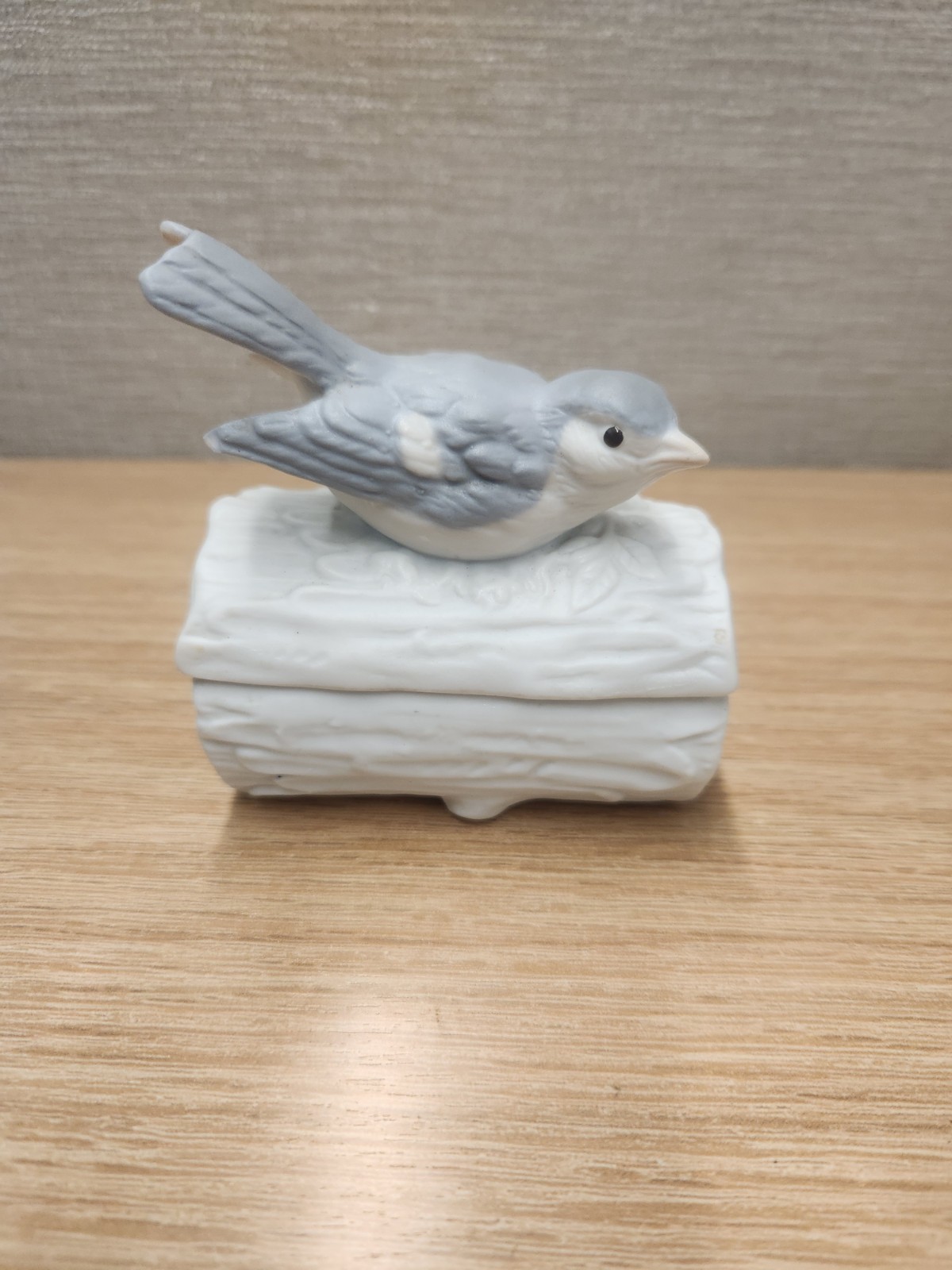 VTG Crowning Touch Collections Porcelain Bird on Branch Log Trinket Box 3"x3.25"