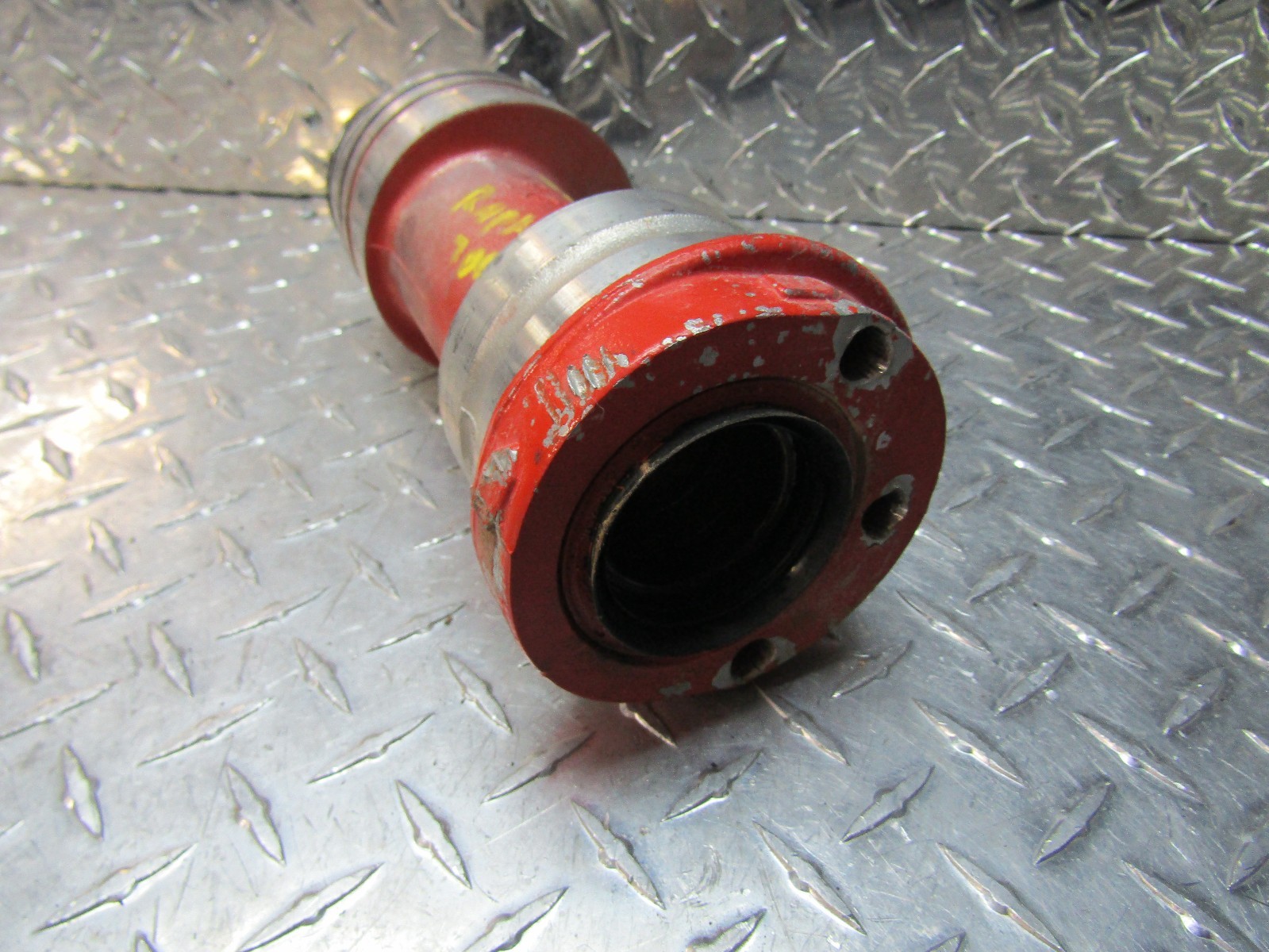 0611 YAMAHA RAPTOR 700 YFM 700 REAR AXLE BEARING CARRIER HUB ASSY GOOD