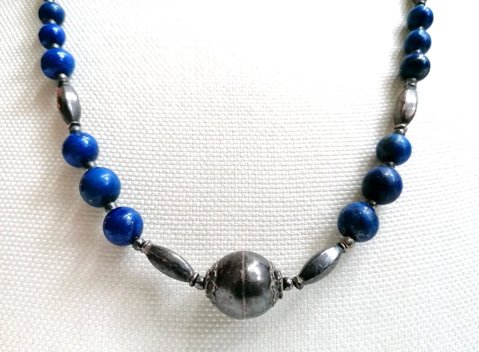 IMPORTANTE ANTICA COLLANA ETNICA IN LAPISLAZZULO ED ELEMENTI IN ARGENTO. - Immagine 3 di 4