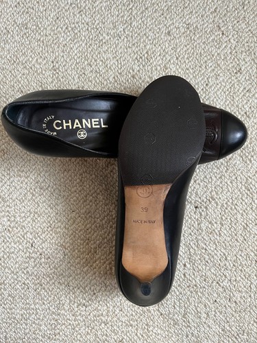 RARO CHANEL Zapatos de salón de tacón de espectador de cuero negro borgoña de dos tonos 39 / EE. UU. 7,5 - Imagen 5 de 6