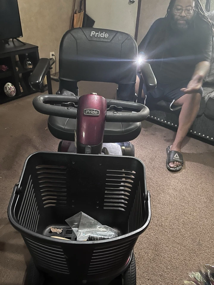 Scooter eléctrico deportivo Pride Go Go usado viene con cargador de batería Foto 3 de 3