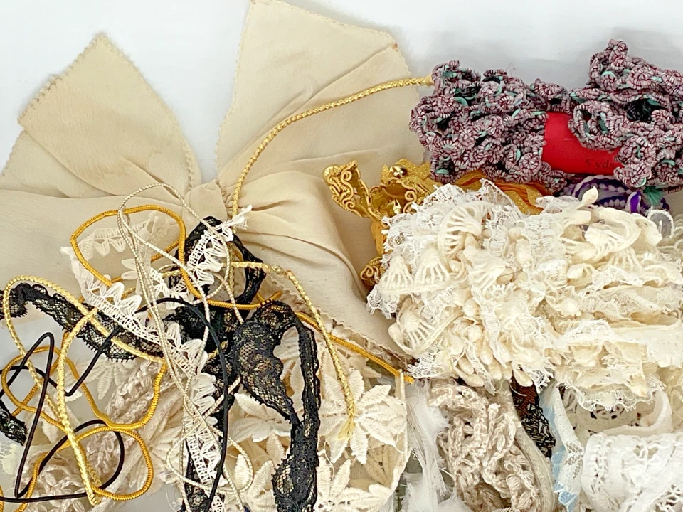 Enorme lote vintage de encaje y adornos surtidos Foto 2 de 4