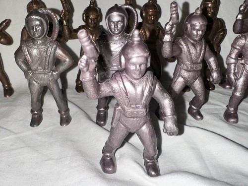 22 Vtg 1950’s HTF Lido 3” Flash Gordon Space Men Hard Plastic Figures. Sci-Fi - Picture 2 of 17