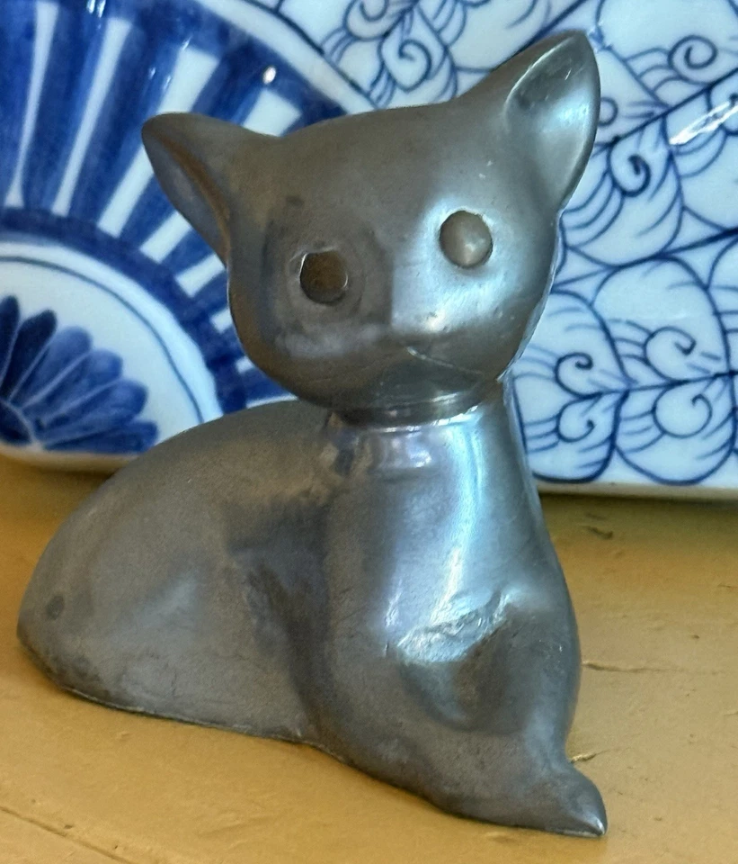 Elegante gato vintage de peltre macizo con ojos de latón Foto 3 de 4