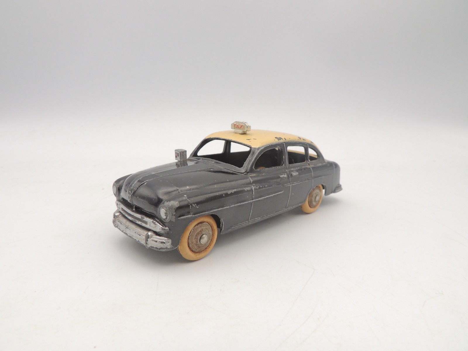 美品レア　DINKY TOYS CHRYSLER NEW YORKER ミニカー Dinky France 24A, Chrysler New Yorker - Free Price Guide & Review