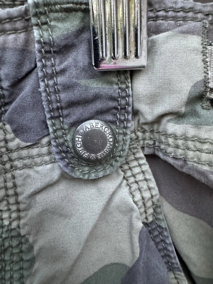 VIntage Y2K Abercrombie & Fitch Cargo Shorts Women Medium Green Camo 31" Waist - Image 4 of 4