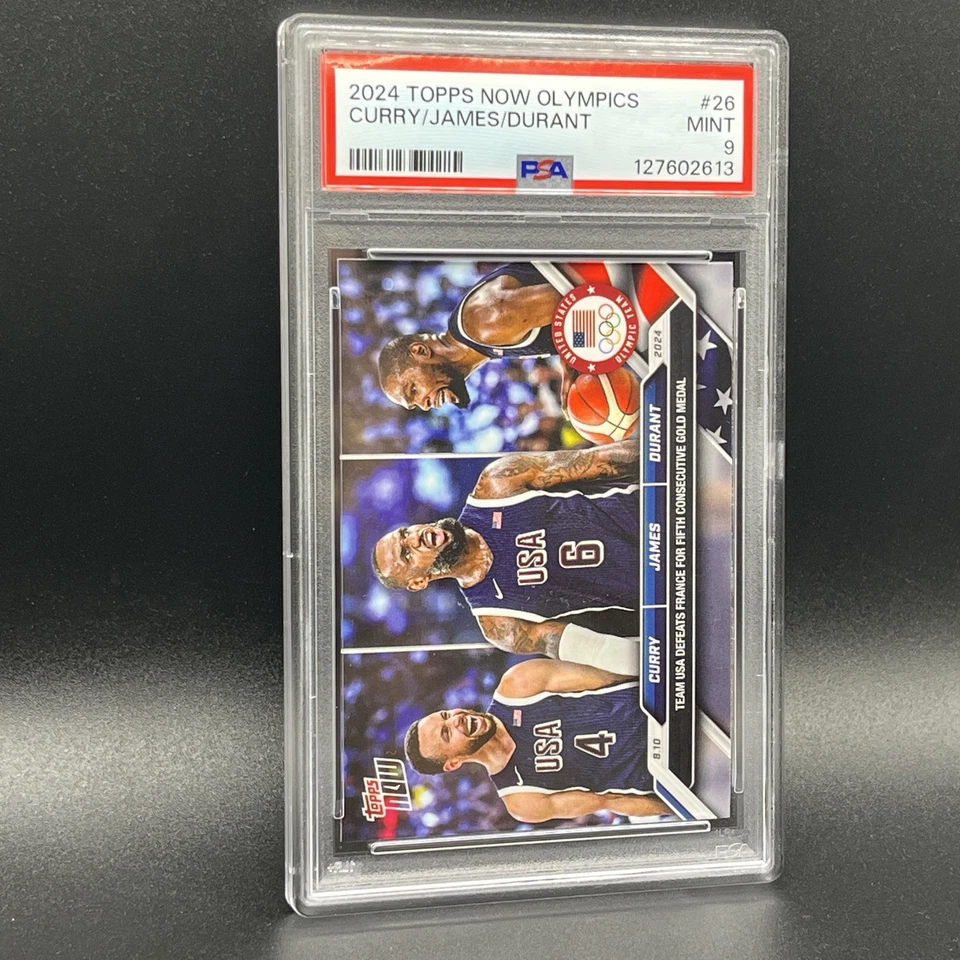 Tarjeta icónica #26 Topps Now Olympics Curry/LeBron/Durant 🇺🇸 PSA 9 Trio 2024 Foto 2 de 4