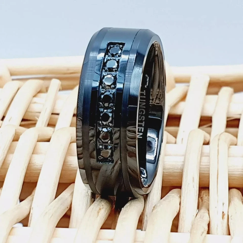 Anillo de boda de tungsteno con incrustación de circonita negra para hombres y mujeres Foto 4 de 4