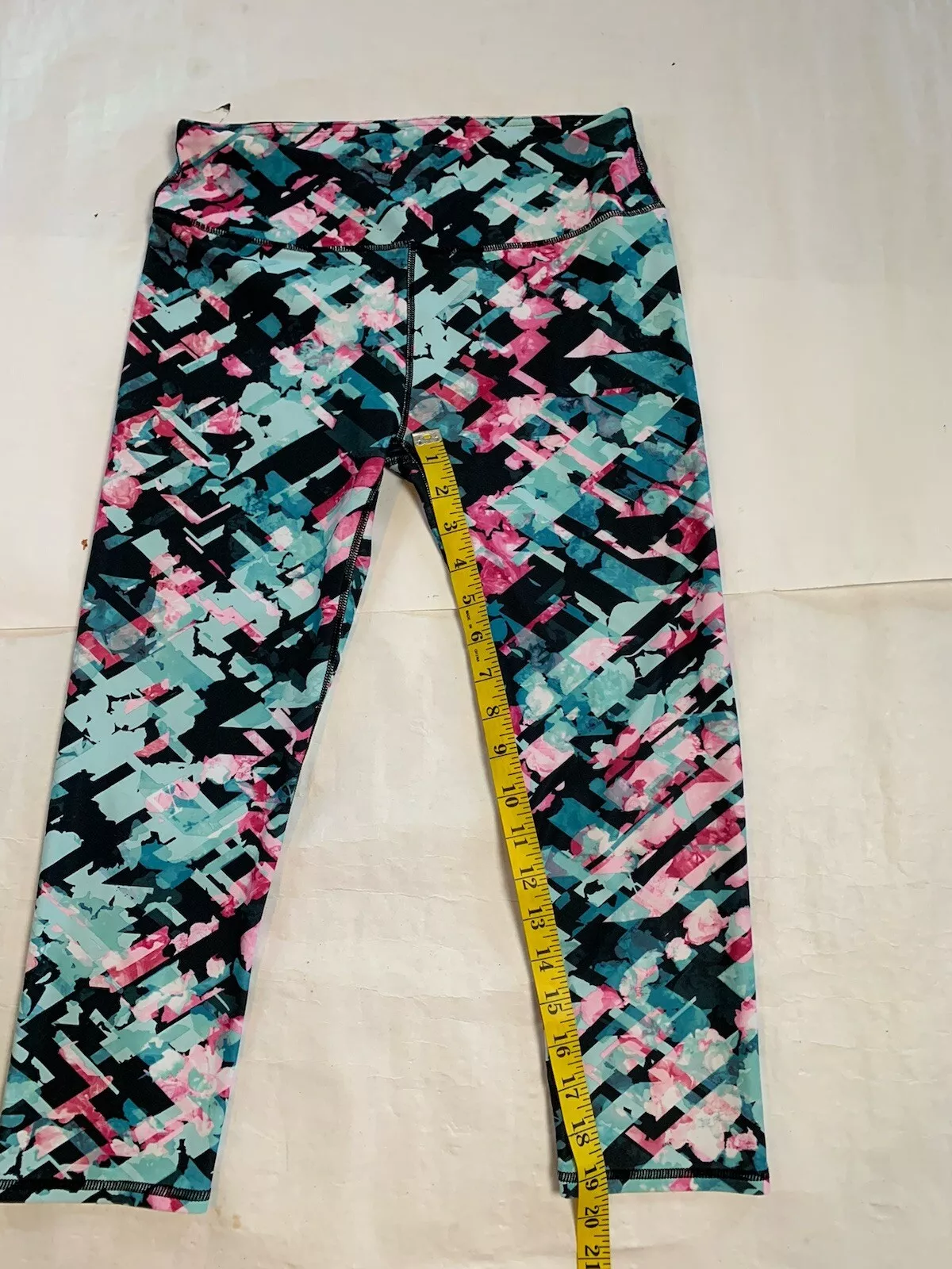 fabletics capri cropped geometric leggings
