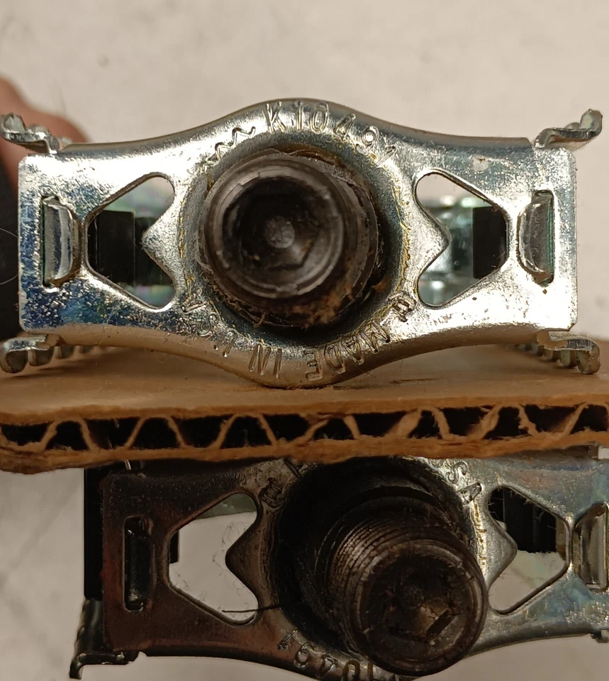 Pedales Touring de aleación plateada 9/16" Foto 3 de 3