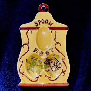 Vintage SPOON REST Garlic Onion Yellow Hand painted Raised Letters 1950’s Mark?