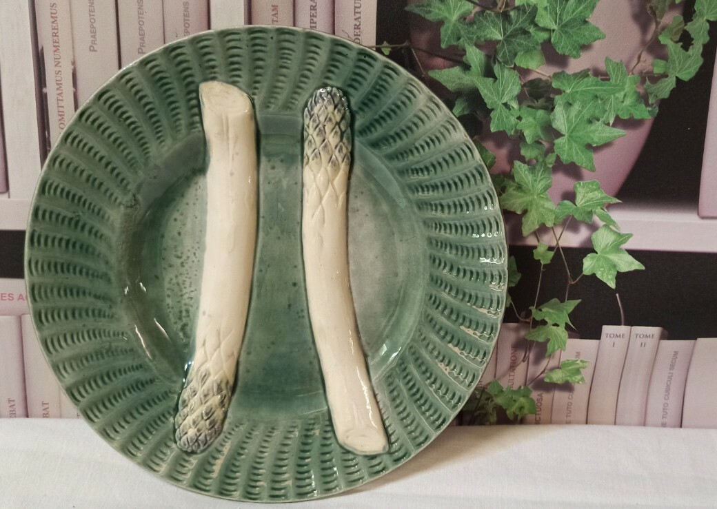 SOMPTUEUX PLAT À Asperges en Porcelaine L'Hirondelle de Mehun sur Yèvre
