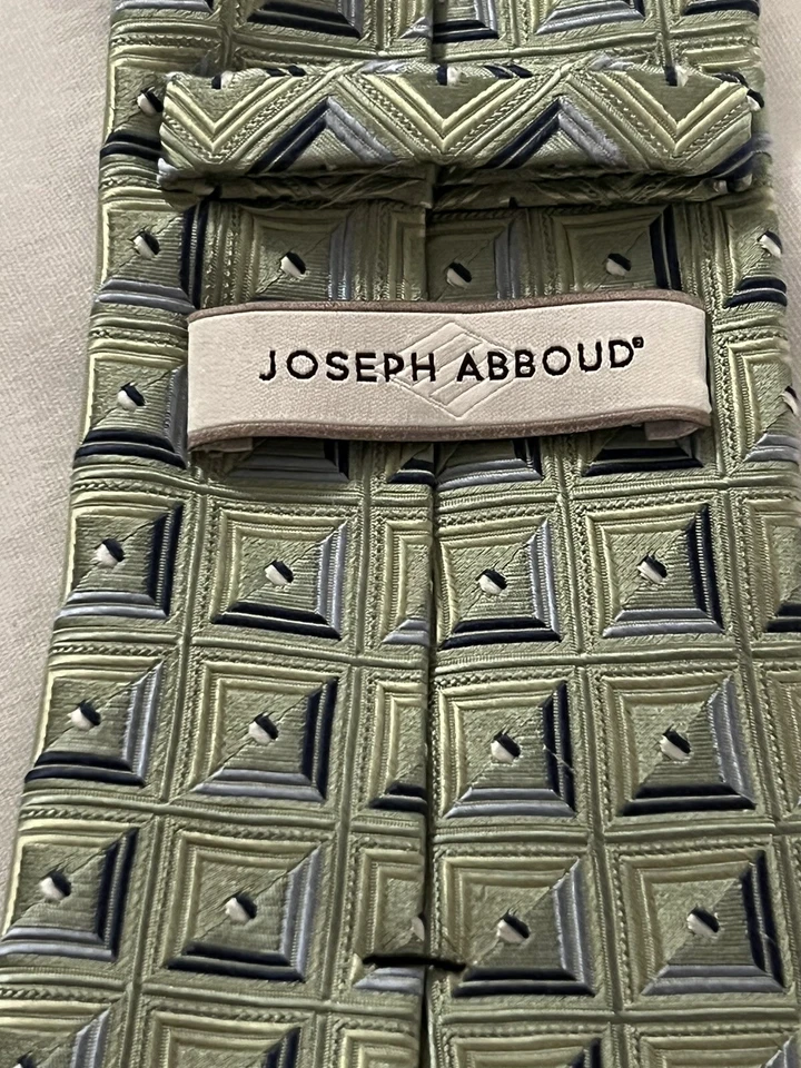 Gravata masculina JOSEPH ABBOUD 100% seda VERDE/GEOMÉTRICA: 3,5” X 60” - Imagem 2 de 3