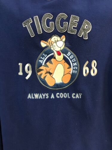 Disney Store Tigger pullover fleece 1968 always a cool cat sz.M blue..p1 - Afbeelding 1 van 5