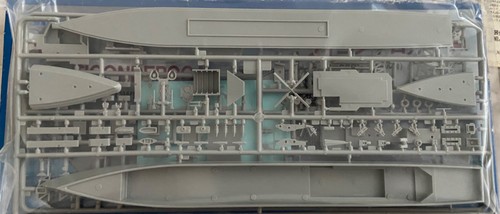 Skywave USS Missile Cruiser USS TICONDEROGA  CG47  1/700 (York Town) Pit Road - Picture 4 of 6