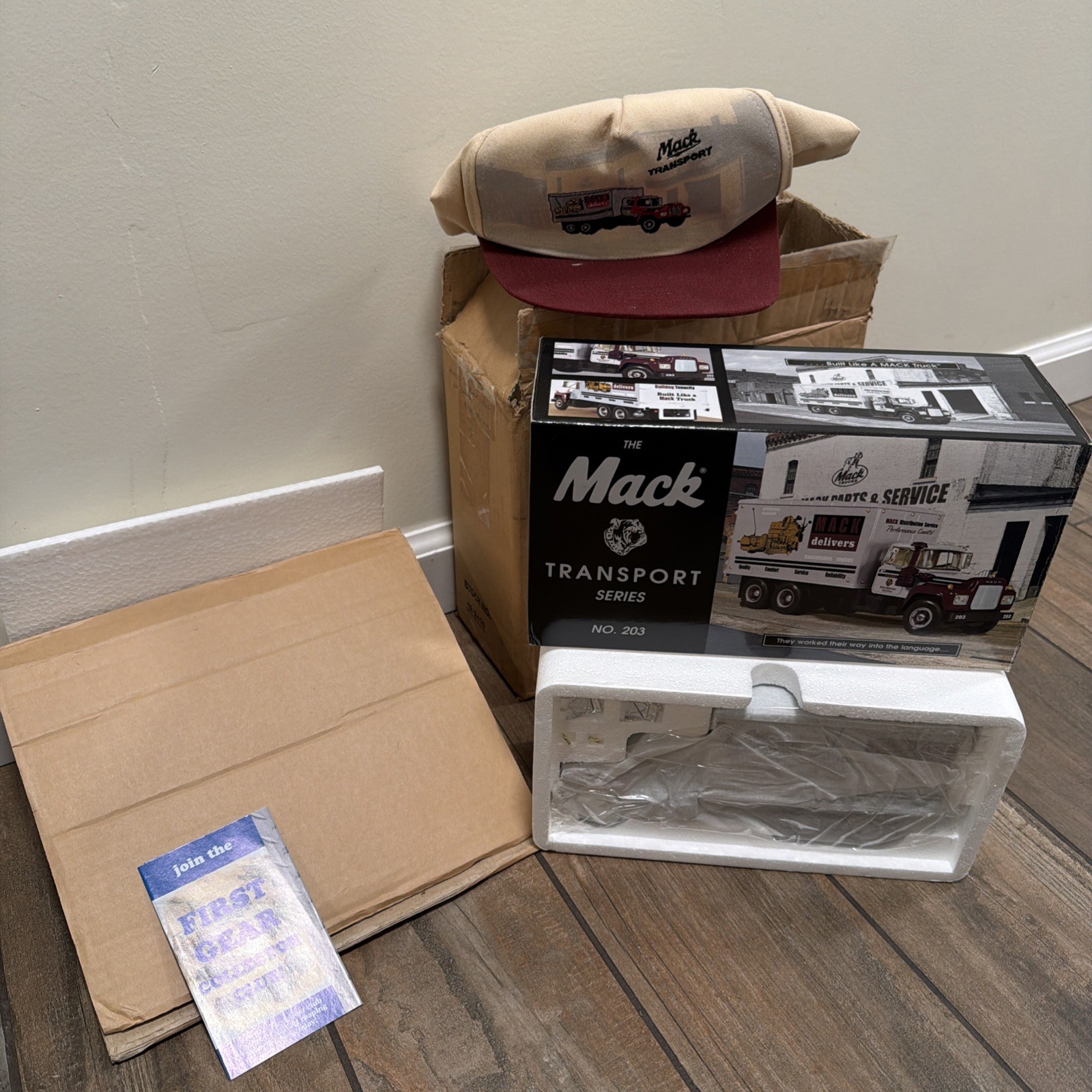 FIRST GEAR THE MACK TRANSPORT SERIES NO.203 MODEL R-600 STRAIGHT TRUCK 19-2410