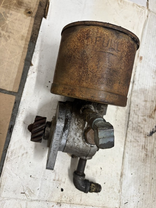 VINTAGE MASSEY   FERGUSON 50 TRACTOR -POWER STEERING  HYDRAULIC PUMP & RESERVOIR