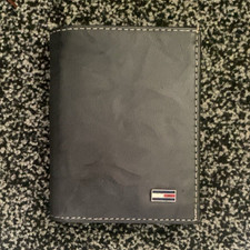 Tommy Hilfiger Men’s Black Leather Bifold Wallet with Logo Accent, Folding