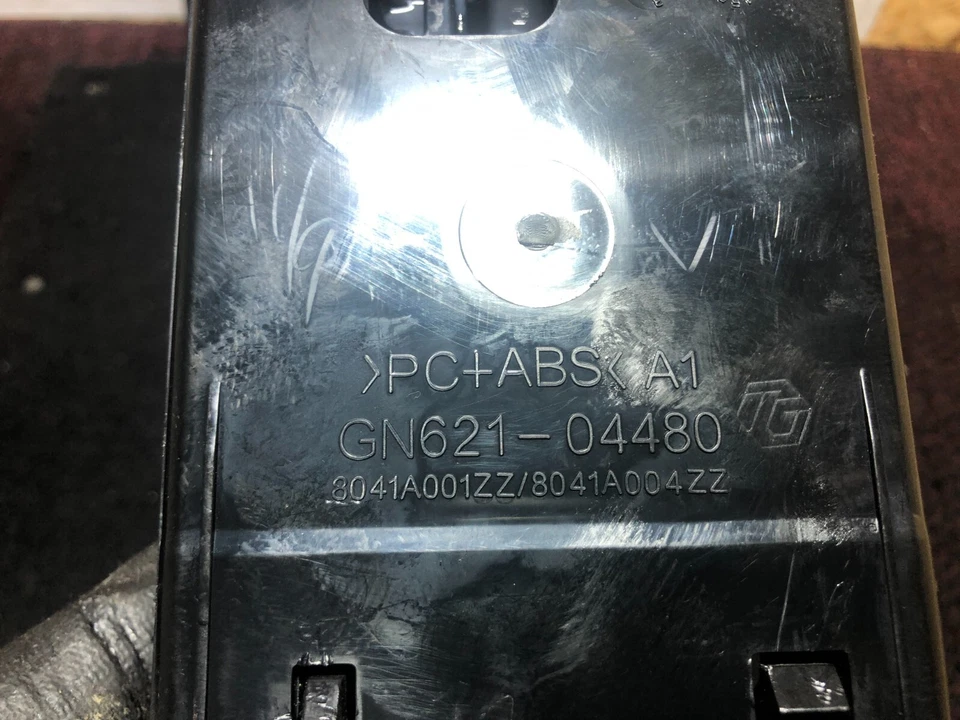 2008 MITSUBISHI OUTLANDER 5DR PORTAVASOS GN621-04480 Foto 3 de 4