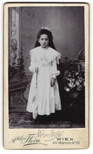 Fotografia Atelier Flora, Vienna, giovane ragazza Minka in abito bianco con ombrello 