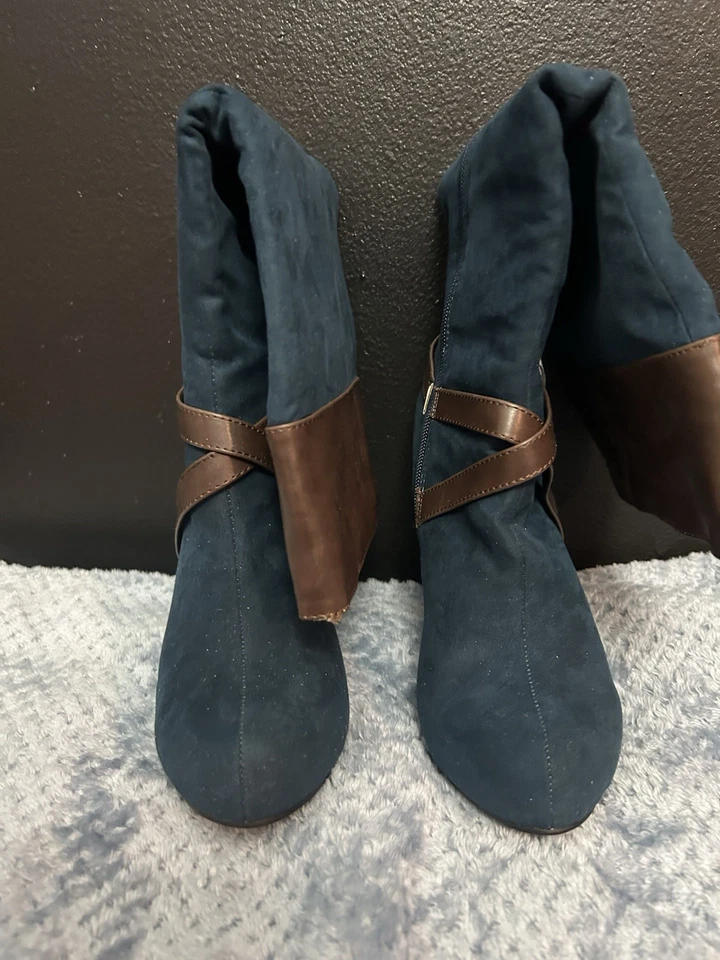 Botas femininas de salto alto de camurça azul e marrom tamanho 8 novas nunca usadas - Imagem 2 de 4