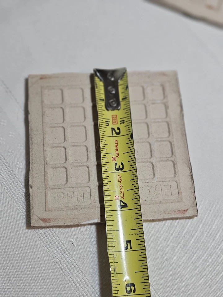 Azulejos cuadrados con números escritos en cada uno de ellos. Foto 4 de 4