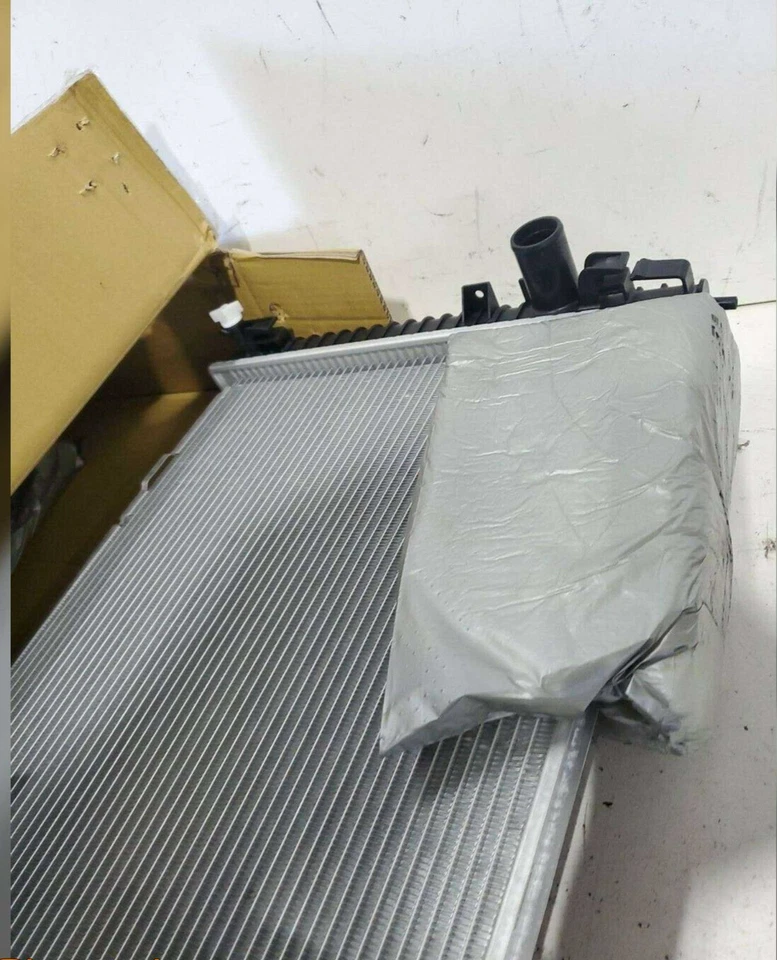 13126 Radiador para Ford Fusion 2010-2012 Mercury Milan 2010-2011 2,5 L L L4 3,0 L V6 Foto 2 de 4